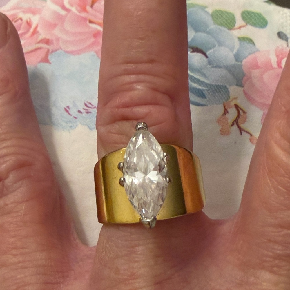 ✨ Vintage 1970’s Wide Cigar Band Ring, 18KT Gold Electroplated Retro Statement - Picture 2 of 7